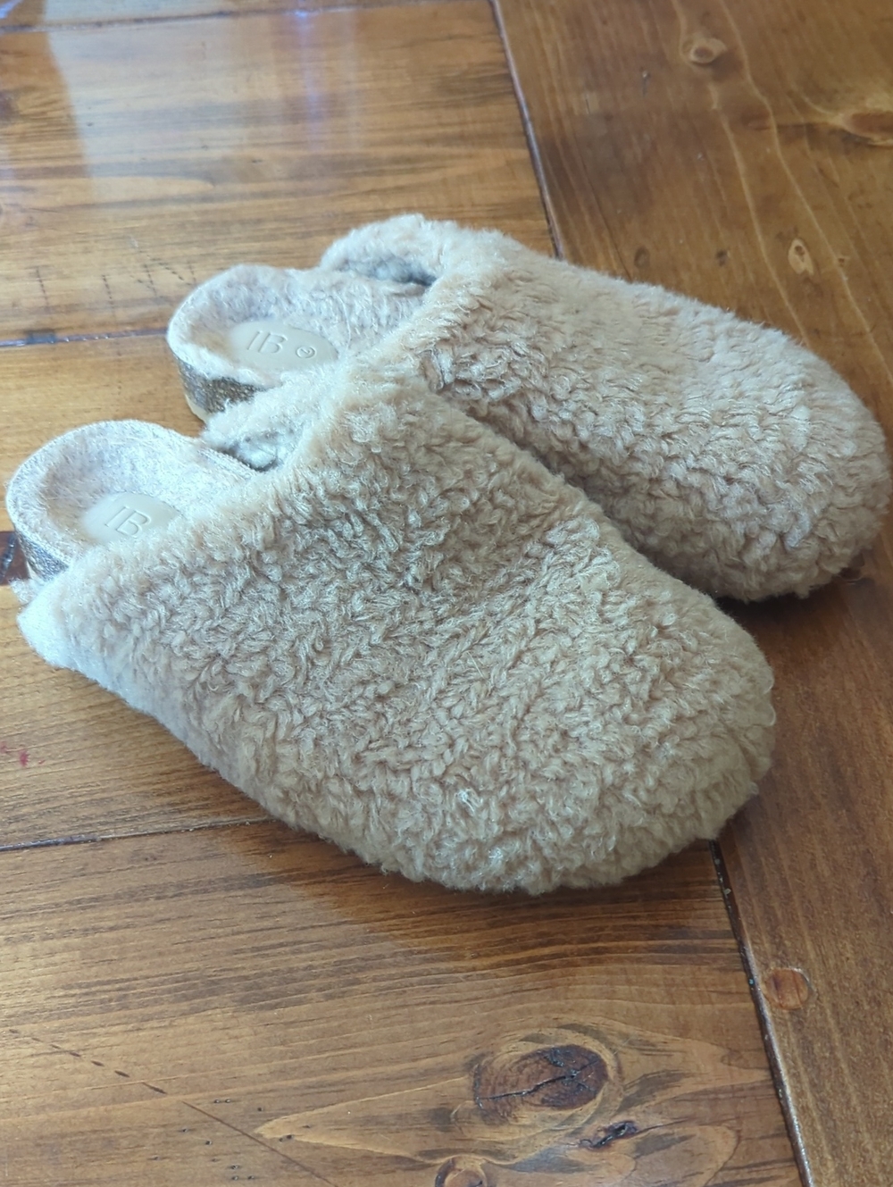 IB light Tan Sherpa Slippers